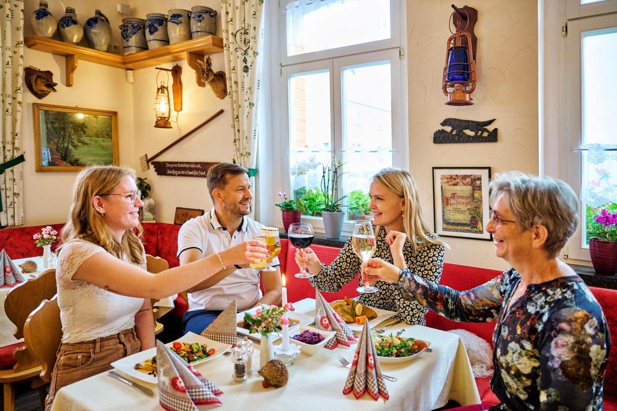 Landhotel Zur Gruenen Kutte Bernshausen Esterno foto